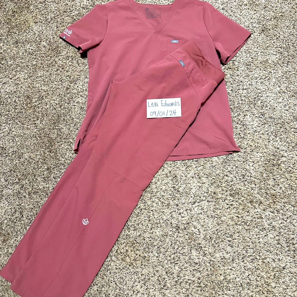 FIGS Mauve Scrub Set